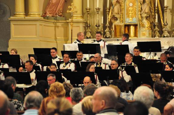 Apresentação da banda da marinha na St. Louis Cathedral, em New Orleans, na Louisiana, nos Estados Unidos